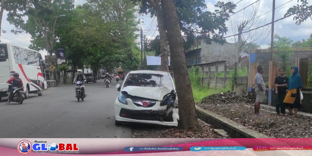 Diduga Sopir Kurang Konsentrasi Mobil Brio Seruduk Pohon Di Jalan Ir