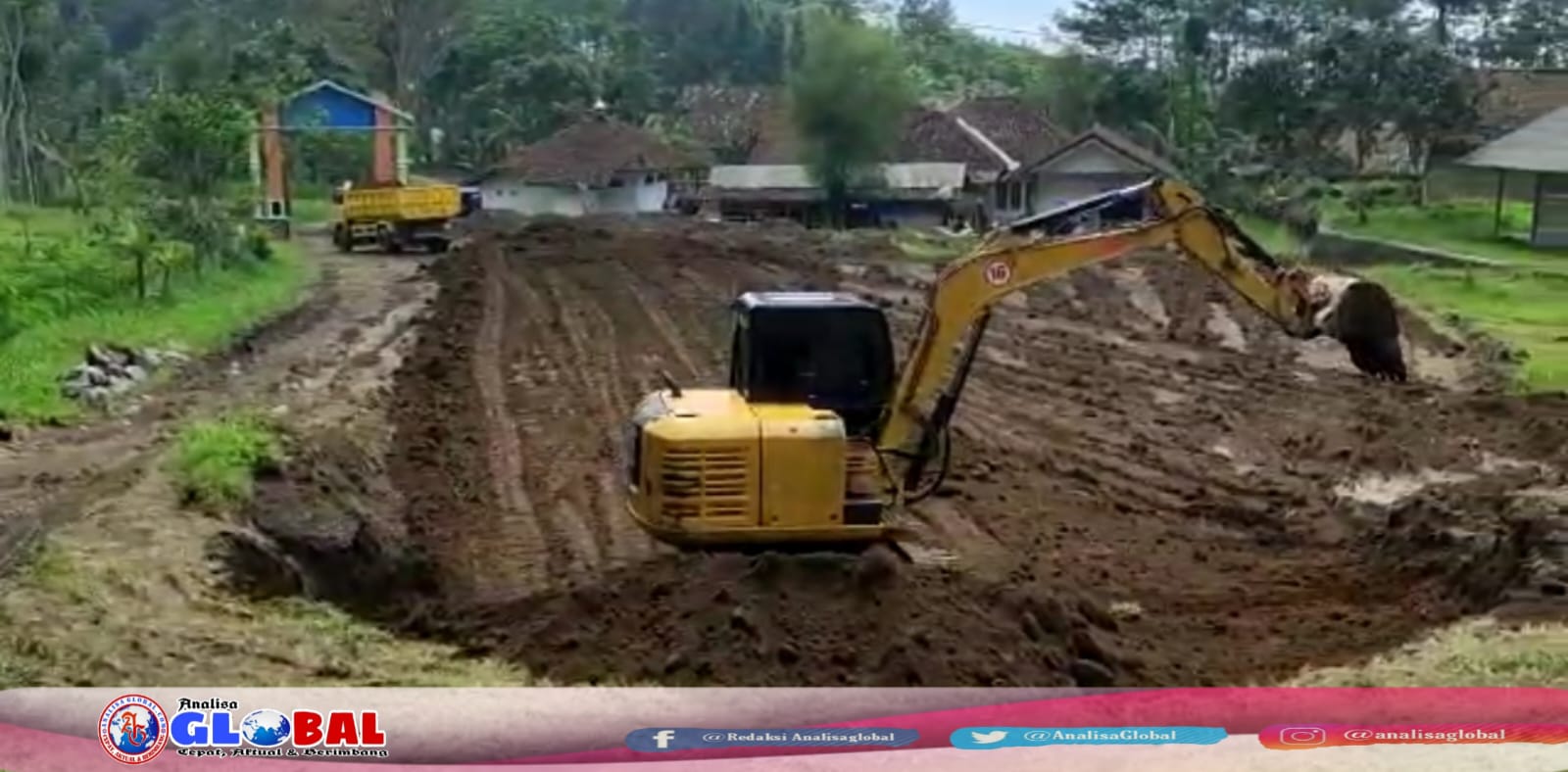 Pekerjaan Pengerukan Lahan Parkir Di Wisata Curug Ciherang Sukamukti